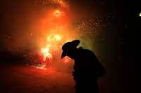 Domingo 18 de diciembre del 2016. San Lorenzo Zinacantan. Fuegos Artificiales, danzas, tambores y carrizo acompañan los rezos y promesas de esta noche en la comunidad Navenchauc donde los jóvenes floreros reafirman las promesas del recorrido de La Topada 