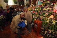 Domingo 18 de diciembre del 2016. San Lorenzo Zinacantan. Fuegos Artificiales, danzas, tambores y carrizo acompañan los rezos y promesas de esta noche en la comunidad Navenchauc donde los jóvenes floreros reafirman las promesas del recorrido de La Topada 