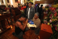 Domingo 18 de diciembre del 2016. San Lorenzo Zinacantan. Fuegos Artificiales, danzas, tambores y carrizo acompañan los rezos y promesas de esta noche en la comunidad Navenchauc donde los jóvenes floreros reafirman las promesas del recorrido de La Topada 