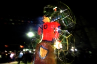 Domingo 18 de diciembre del 2016. San Lorenzo Zinacantan. Fuegos Artificiales, danzas, tambores y carrizo acompañan los rezos y promesas de esta noche en la comunidad Navenchauc donde los jóvenes floreros reafirman las promesas del recorrido de La Topada 