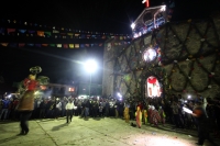 Domingo 18 de diciembre del 2016. San Lorenzo Zinacantan. Fuegos Artificiales, danzas, tambores y carrizo acompañan los rezos y promesas de esta noche en la comunidad Navenchauc donde los jóvenes floreros reafirman las promesas del recorrido de La Topada 