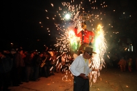 Domingo 18 de diciembre del 2016. San Lorenzo Zinacantan. Fuegos Artificiales, danzas, tambores y carrizo acompañan los rezos y promesas de esta noche en la comunidad Navenchauc donde los jóvenes floreros reafirman las promesas del recorrido de La Topada 