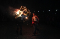 Domingo 18 de diciembre del 2016. San Lorenzo Zinacantan. Fuegos Artificiales, danzas, tambores y carrizo acompañan los rezos y promesas de esta noche en la comunidad Navenchauc donde los jóvenes floreros reafirman las promesas del recorrido de La Topada 