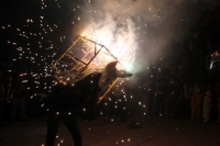 Domingo 18 de diciembre del 2016. San Lorenzo Zinacantan. Fuegos Artificiales, danzas, tambores y carrizo acompañan los rezos y promesas de esta noche en la comunidad Navenchauc donde los jóvenes floreros reafirman las promesas del recorrido de La Topada 