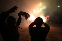 Domingo 18 de diciembre del 2016. San Lorenzo Zinacantan. Fuegos Artificiales, danzas, tambores y carrizo acompañan los rezos y promesas de esta noche en la comunidad Navenchauc donde los jóvenes floreros reafirman las promesas del recorrido de La Topada 