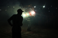 Domingo 18 de diciembre del 2016. San Lorenzo Zinacantan. Fuegos Artificiales, danzas, tambores y carrizo acompañan los rezos y promesas de esta noche en la comunidad Navenchauc donde los jóvenes floreros reafirman las promesas del recorrido de La Topada 