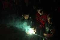Domingo 18 de diciembre del 2016. San Lorenzo Zinacantan. Fuegos Artificiales, danzas, tambores y carrizo acompañan los rezos y promesas de esta noche en la comunidad Navenchauc donde los jóvenes floreros reafirman las promesas del recorrido de La Topada 