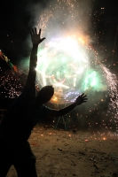 Domingo 18 de diciembre del 2016. San Lorenzo Zinacantan. Fuegos Artificiales, danzas, tambores y carrizo acompañan los rezos y promesas de esta noche en la comunidad Navenchauc donde los jóvenes floreros reafirman las promesas del recorrido de La Topada 