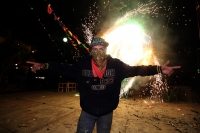 Domingo 18 de diciembre del 2016. San Lorenzo Zinacantan. Fuegos Artificiales, danzas, tambores y carrizo acompañan los rezos y promesas de esta noche en la comunidad Navenchauc donde los jóvenes floreros reafirman las promesas del recorrido de La Topada 
