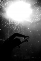 Domingo 18 de diciembre del 2016. San Lorenzo Zinacantan. Fuegos Artificiales, danzas, tambores y carrizo acompañan los rezos y promesas de esta noche en la comunidad Navenchauc donde los jóvenes floreros reafirman las promesas del recorrido de La Topada 