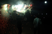 Domingo 18 de diciembre del 2016. San Lorenzo Zinacantan. Fuegos Artificiales, danzas, tambores y carrizo acompañan los rezos y promesas de esta noche en la comunidad Navenchauc donde los jóvenes floreros reafirman las promesas del recorrido de La Topada 