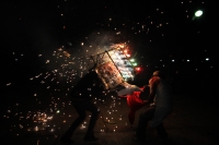 Domingo 18 de diciembre del 2016. San Lorenzo Zinacantan. Fuegos Artificiales, danzas, tambores y carrizo acompañan los rezos y promesas de esta noche en la comunidad Navenchauc donde los jóvenes floreros reafirman las promesas del recorrido de La Topada 