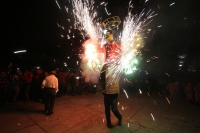 Domingo 18 de diciembre del 2016. San Lorenzo Zinacantan. Fuegos Artificiales, danzas, tambores y carrizo acompañan los rezos y promesas de esta noche en la comunidad Navenchauc donde los jóvenes floreros reafirman las promesas del recorrido de La Topada 