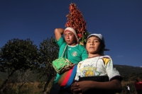 Viernes 20 de diciembre del 2013. Acala. Los Floreros de Chiapa de Corzo llegan esta mañana a El Rodeo donde pernoctaran antes de regresar a la colonial ciudad de la ribera con los atados de flor de Nilurayilo sobre las espaldas y después de recorrer algu