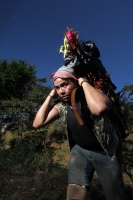Viernes 20 de diciembre del 2013. Acala. Los Floreros de Chiapa de Corzo llegan esta mañana a El Rodeo donde pernoctaran antes de regresar a la colonial ciudad de la ribera con los atados de flor de Nilurayilo sobre las espaldas y después de recorrer algu