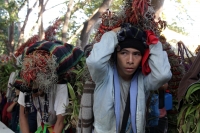 Lunes 21 de diciembre del 2015. Chiapa de Corzo. Los cientos de Floreros llegan esta madrugada a las cercanías de la comunidad de la ribera del Grijalva sucios y cansados después de permanecer durante 8 días en las montañas de Los altos de Chiapas donde r