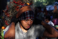 Lunes 21 de diciembre del 2015. Chiapa de Corzo. Los cientos de Floreros llegan esta madrugada a las cercanías de la comunidad de la ribera del Grijalva sucios y cansados después de permanecer durante 8 días en las montañas de Los altos de Chiapas donde r
