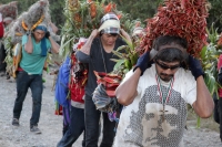 Lunes 21 de diciembre del 2015. Chiapa de Corzo. Los cientos de Floreros llegan esta madrugada a las cercanías de la comunidad de la ribera del Grijalva sucios y cansados después de permanecer durante 8 días en las montañas de Los altos de Chiapas donde r