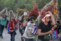 Lunes 21 de diciembre del 2015. Chiapa de Corzo. Los cientos de Floreros llegan esta madrugada a las cercanías de la comunidad de la ribera del Grijalva sucios y cansados después de permanecer durante 8 días en las montañas de Los altos de Chiapas donde r