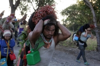 Lunes 21 de diciembre del 2015. Chiapa de Corzo. Los cientos de Floreros llegan esta madrugada a las cercanías de la comunidad de la ribera del Grijalva sucios y cansados después de permanecer durante 8 días en las montañas de Los altos de Chiapas donde r