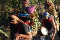 Lunes 21 de diciembre del 2015. Chiapa de Corzo. Los cientos de Floreros llegan esta madrugada a las cercanías de la comunidad de la ribera del Grijalva sucios y cansados después de permanecer durante 8 días en las montañas de Los altos de Chiapas donde r