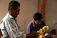 Miércoles 17 de abril del 2019. Tuxtla Gutiérrez. Las familias de la comunidad Zoque se reúnen este medio día en la casa de la Familia Álvarez para elaborar las ofrendas de flores que servirán en las actividades de esta Semana Santa.