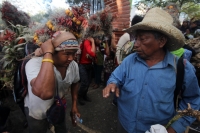 Miércoles 21 de diciembre del 2016. Chiapa de Corzo. La Topada de la Flor. Los jóvenes floreros llegan a Chiapa de Corzo después de caminar por cientos de kilómetros hacia las comunidades de Los Altos de Chiapas y de recolectar manojos o amarres del tubér
