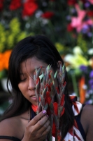 Lunes 31 de octubre del 2016. Tuxtla Gutiérrez. Las manos expertas de las mujeres de los parajes del municipio de San Lorenzo Zinacantan ofrecen desde hace varios años arreglos y flores en los panteones de la capital del estado de Chiapas