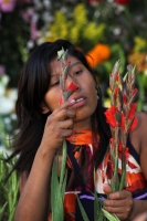 Lunes 31 de octubre del 2016. Tuxtla Gutiérrez. Las manos expertas de las mujeres de los parajes del municipio de San Lorenzo Zinacantan ofrecen desde hace varios años arreglos y flores en los panteones de la capital del estado de Chiapas