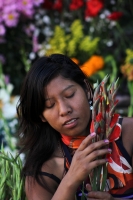 Lunes 31 de octubre del 2016. Tuxtla Gutiérrez. Las manos expertas de las mujeres de los parajes del municipio de San Lorenzo Zinacantan ofrecen desde hace varios años arreglos y flores en los panteones de la capital del estado de Chiapas