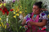 Lunes 31 de octubre del 2016. Tuxtla Gutiérrez. Las manos expertas de las mujeres de los parajes del municipio de San Lorenzo Zinacantan ofrecen desde hace varios años arreglos y flores en los panteones de la capital del estado de Chiapas