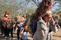Jueves 21 de diciembre del 2017. Chiapa de Corzo. Los jóvenes floreros llegan este medio dí­a a Chiapa de Corzo después de permanecer recolectando la flor de Niluyarilu en las comunidades de la zona de Los Altos de Chiapas. Este tubérculo será utiliza