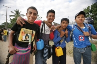 Martes 14 de diciembre. Chiapa de Corzo. Los jóvenes floreros salen esta tarde de la ciudad de Chiapa de Corzo en una caminata hacia la región Altos de Chiapas para realizar la recolección tradicional de la flor de Niluyarilu. Esta caminata dura 6 días en