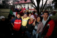 Viernes 17 de diciembre. Durante el tercer día del recorrido de la Topada de la Flor, los jóvenes floreros acomodan los bultos para emprender el camino de regreso a Chiapa de Corzo y de las comunidades que hacen la recolecta en los altos de Chiapas. Los g
