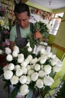 Según los locatarios del mercado de las flores; los arreglos y en general  estos días no aumentó el precio del producto gracias al abasto de los productores de los altos del estado.