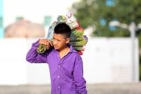 Lunes 13 de febrero del 2017. Tuxtla Gutiérrez. Jóvenes indígenas recorren las avenidas de la capital del estado de Chiapas ofreciendo flores a los enamorados en la víspera del día de San Valentín.