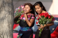 Lunes 13 de febrero del 2017. Tuxtla Gutiérrez. Jóvenes indígenas recorren las avenidas de la capital del estado de Chiapas ofreciendo flores a los enamorados en la víspera del día de San Valentín.