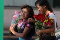 Lunes 13 de febrero del 2017. Tuxtla Gutiérrez. Jóvenes indígenas recorren las avenidas de la capital del estado de Chiapas ofreciendo flores a los enamorados en la víspera del día de San Valentín.