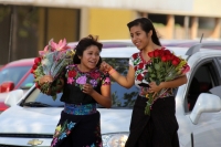 Lunes 13 de febrero del 2017. Tuxtla Gutiérrez. Jóvenes indígenas recorren las avenidas de la capital del estado de Chiapas ofreciendo flores a los enamorados en la víspera del día de San Valentín.
