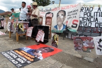 Sábado 2 de septiembre del 2012. Tuxtla Gutiérrez, Chiapas. Los manifestantes que exigen a las autoridades la liberación de los presos de conciencia y que se entreguen con vida a los desaparecidos de los movimientos sociales continúan protestando en la Pl