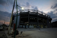 Sábado 8 de octubre del 2016. Tuxtla Gutiérrez. Trabajos a marchas forzadas para entregar la estructura del techo del Foro Chiapas a semanas de su inauguración