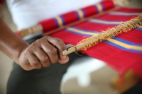 20211010. Tuxtla G. Francisco Velázquez, costumbrista zoque durante su labor en el telar tradicional de la comunidad Copoya