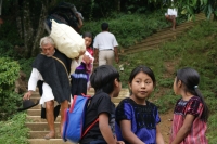 Foto: CDH Frayba. Miércoles 28 de agosto del 2013. Desplazados de la comunidad Puebla de San Pedro Chenalho se desplazan al campamento de Acteal después de que les fuera negadas las garantías de un retorno pacifico a su comunidad de origen.