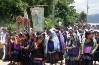 Foto: CDH Frayba. Miércoles 28 de agosto del 2013. Desplazados de la comunidad Puebla de San Pedro Chenalho se desplazan al campamento de Acteal después de que les fuera negadas las garantías de un retorno pacifico a su comunidad de origen.