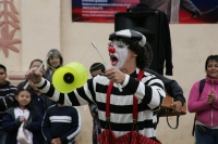 El grupo Frederick; Circo, Maroma y Teatro se presenta en la plaza del al iglesia de San Francisco en la ciudad de San Cristóbal de las Casas dentro de los Eventos del Festival Cervantino Barroco.