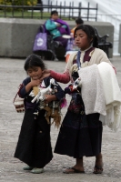 Domingo 7 de noviembre. Indígenas tsotsiles venden artesanías a los turistas y visitantes en la plaza central de la ciudad de San Cristóbal de las Casas, esto a pesar del intenso frío de esta mañana