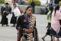 Domingo 7 de noviembre. Indígenas tsotsiles venden artesanías a los turistas y visitantes en la plaza central de la ciudad de San Cristóbal de las Casas, esto a pesar del intenso frío de esta mañana
