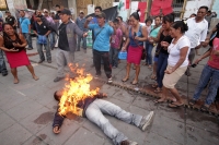 Viernes 5 de diciembre del 2014. Tuxtla Gutiérrez. Uno de los campesinos en huelga de hambre que exigen la liberación de Florentino Gómez Girón preso en Chiapas se inmola esta tarde frente a las instalaciones del congreso local.