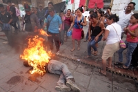 Viernes 5 de diciembre del 2014. Tuxtla Gutiérrez. Uno de los campesinos en huelga de hambre que exigen la liberación de Florentino Gómez Girón preso en Chiapas se inmola esta tarde frente a las instalaciones del congreso local.