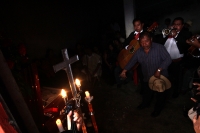 Domingo 24 de julio del 2016. San Juan Chamula. Indígenas tsotsiles realizan los ceremoniales tradicionales de las personas que murieran durante los enfrentamientos en la plaza central del ayuntamiento de San Juan Chamula el día de ayer.  En la imagen el 